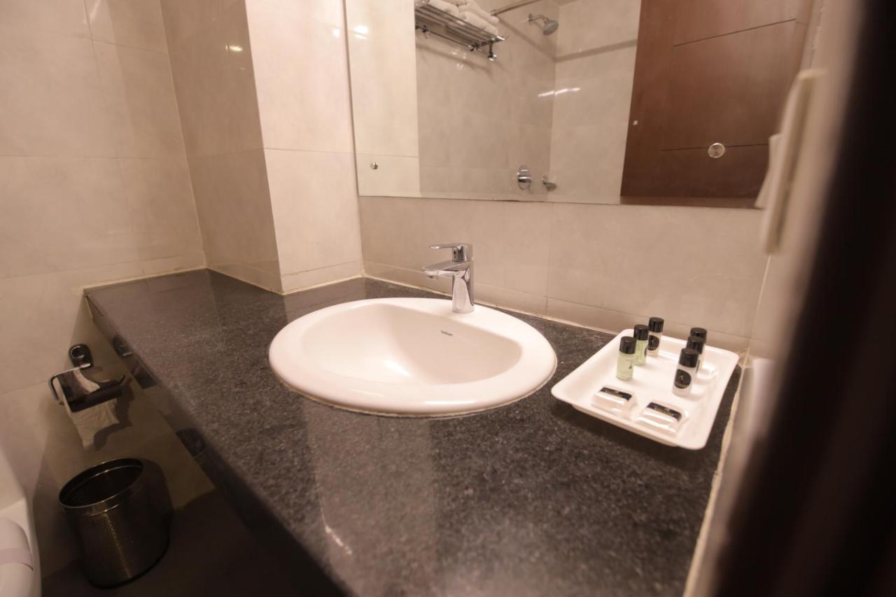 Airport Hotel Bollywood Paradise Нью-Делі Екстер'єр фото