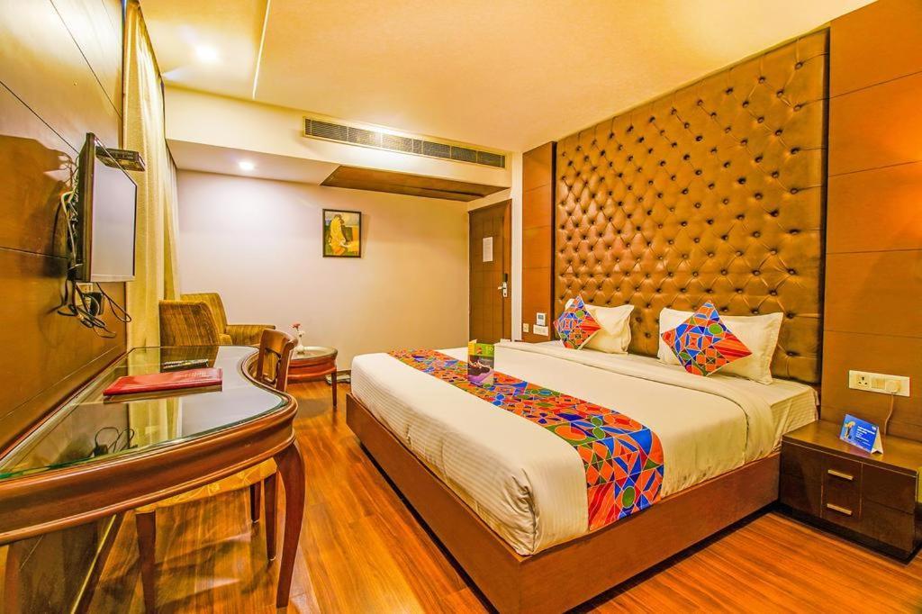 Airport Hotel Bollywood Paradise Нью-Делі Екстер'єр фото